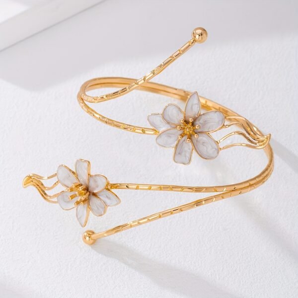 a5e51ca0-90a5-44e6-95ec-60c2d3e2c191.jpg A Women's Pendant Necklace with a Fashionable White Spray-painted Flower