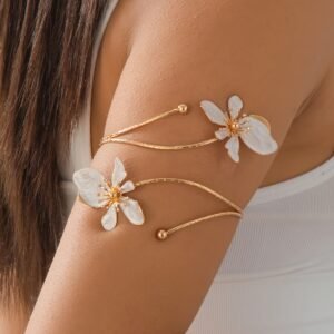 A Women's Pendant Necklace with a Fashionable White Spray-painted Flower