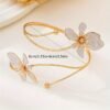 c6949844-0580-11f0-92c9-0a580a632983.jpg A Women's Pendant Necklace with a Fashionable White Spray-painted Flower