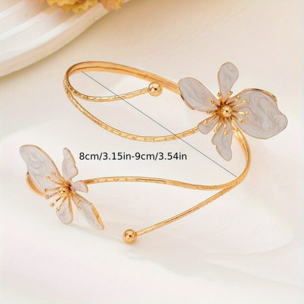c6949844-0580-11f0-92c9-0a580a632983.jpg A Women's Pendant Necklace with a Fashionable White Spray-painted Flower